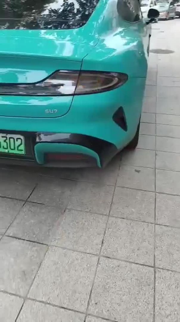 xiaomi su7 smoking on the street